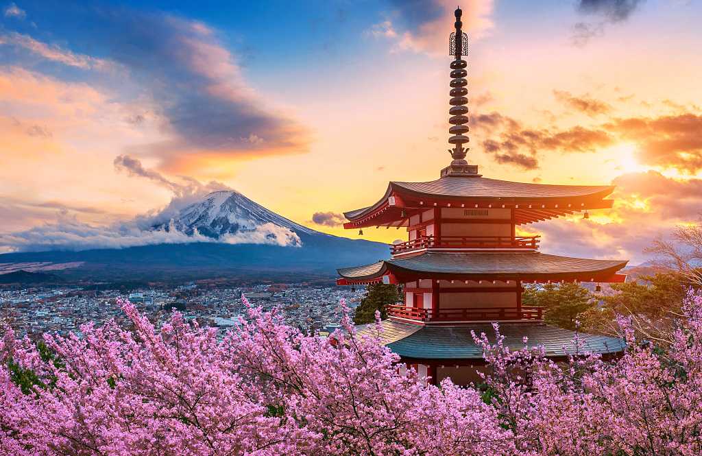 Chureito Pagoda with view of Mt. Fuji in Arakurayama Sengen Park, Fujiyoshida, Japan