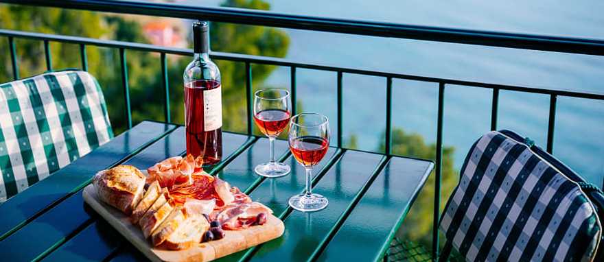 Fall in love with the romantic atmosphere of Italy ...