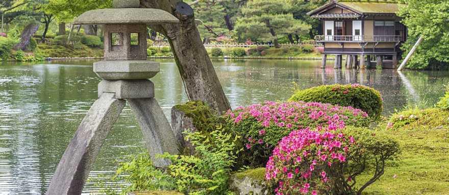 Enjoy moments of serenity in the well-tended lawns of Kenroku-en Garden in Kanazawa. Enjoy moments of serenity in the well-tended lawns of Kenroku-en Garden in Kanazawa.